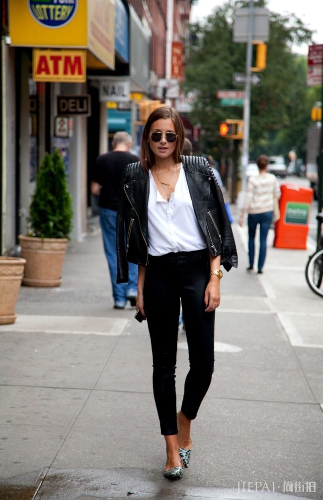 Paris vs. NYC：纽约与巴黎女生的「基本款」穿搭很不同，你更向往哪个风格？