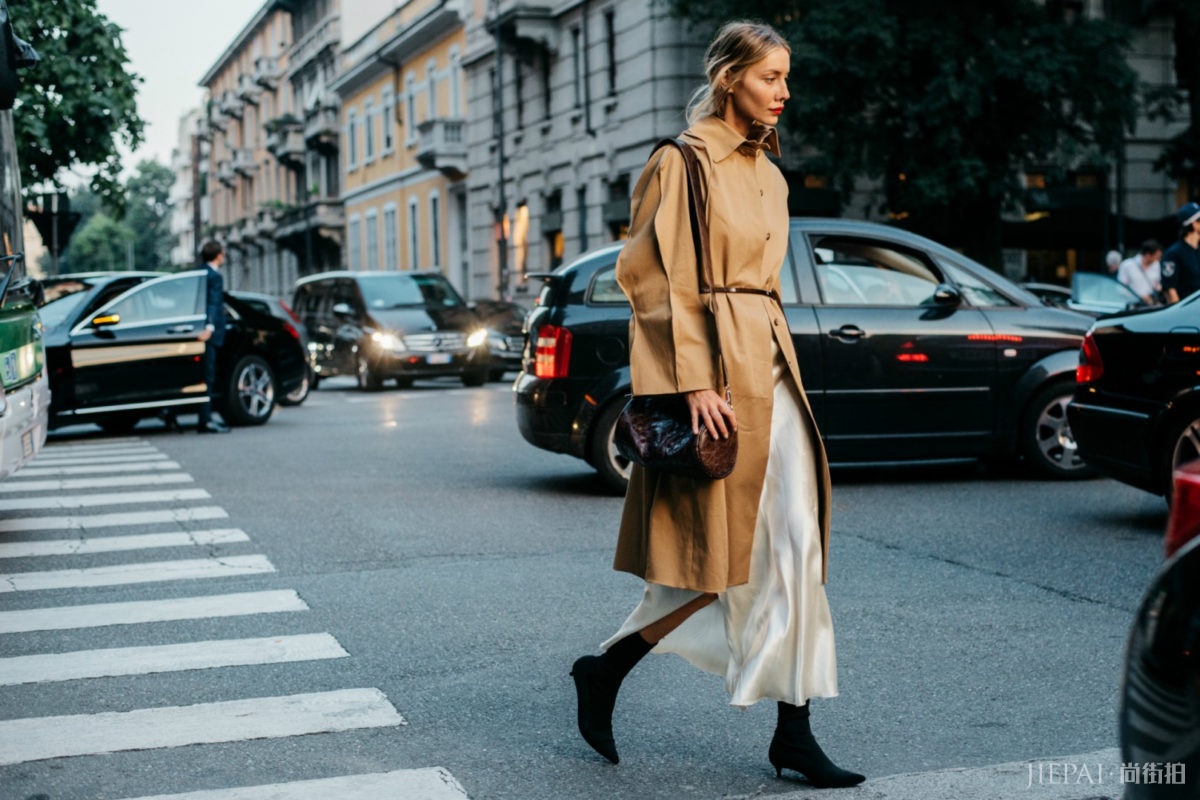 Paris vs. NYC：纽约与巴黎女生的「基本款」穿搭很不同，你更向往哪个风格？