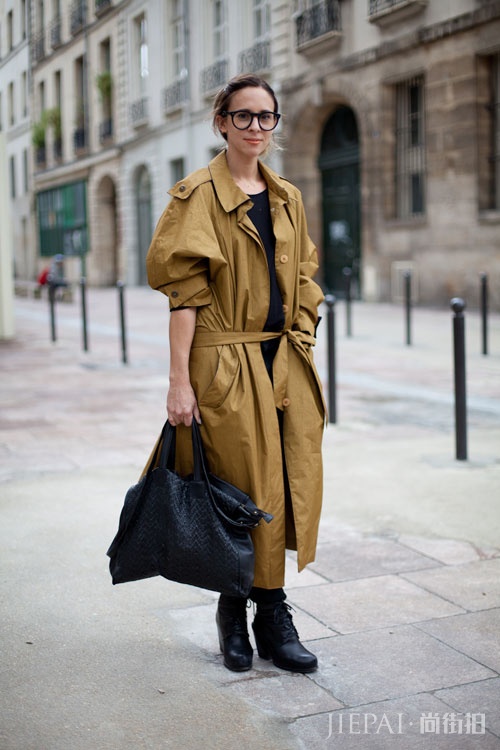 Paris vs. NYC：纽约与巴黎女生的「基本款」穿搭很不同，你更向往哪个风格？