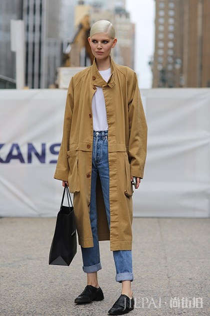 Paris vs. NYC：纽约与巴黎女生的「基本款」穿搭很不同，你更向往哪个风格？