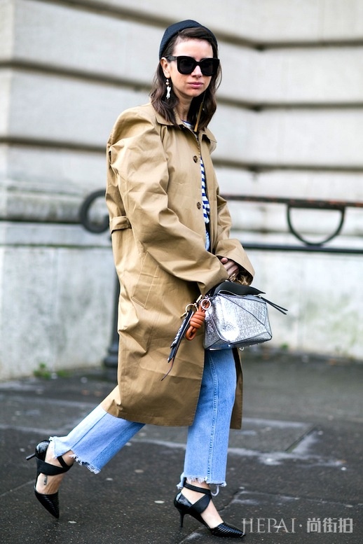 Paris vs. NYC：纽约与巴黎女生的「基本款」穿搭很不同，你更向往哪个风格？