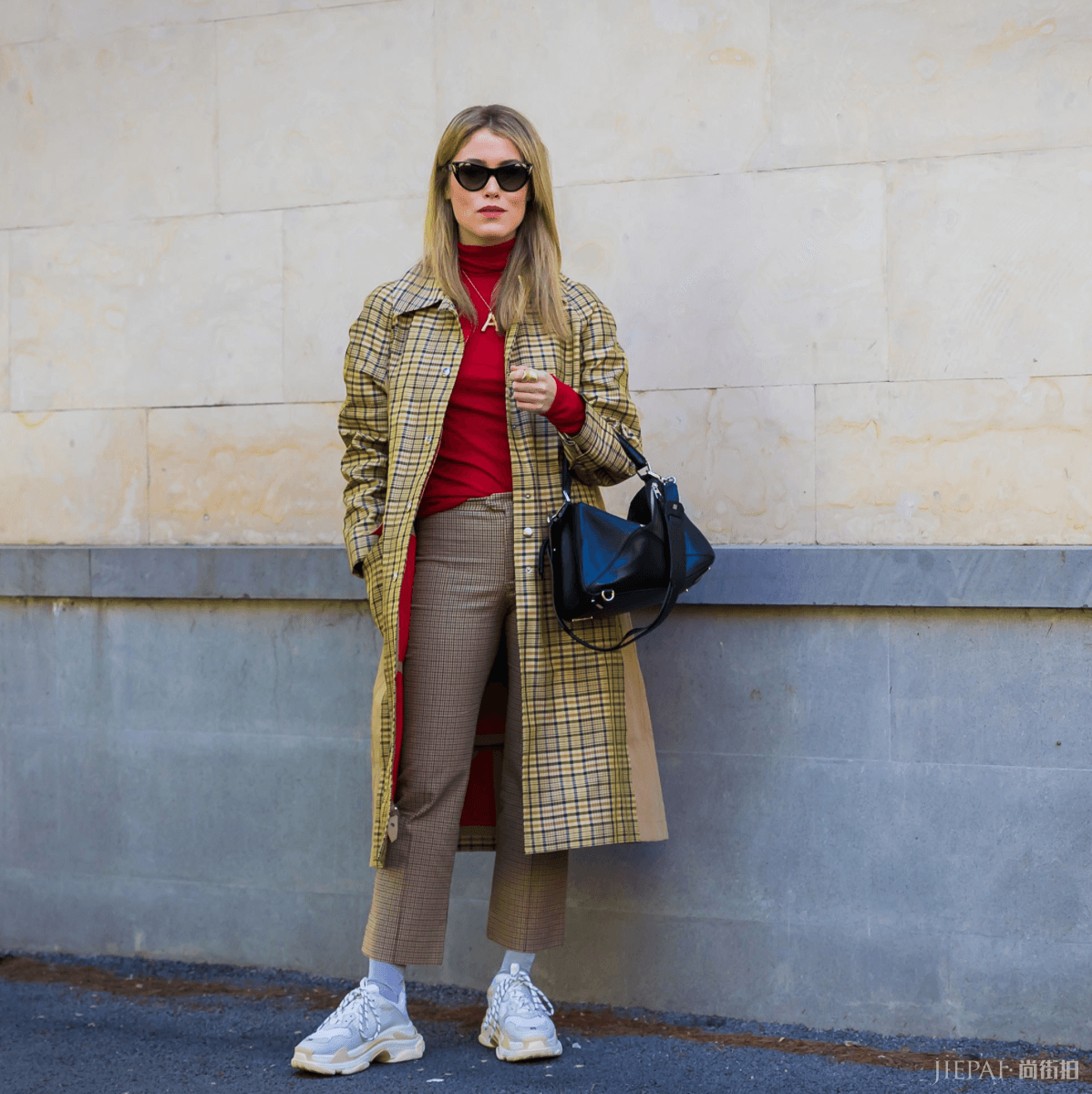 欧美街拍 今年冬季的长大衣，就以梦游般的心情定胜负
