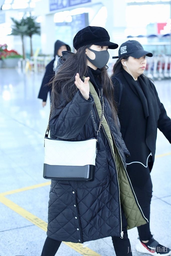 尴尬了!欧阳娜娜街拍17岁穿出50岁大妈感,网友:跟宋祖儿差距太大了!