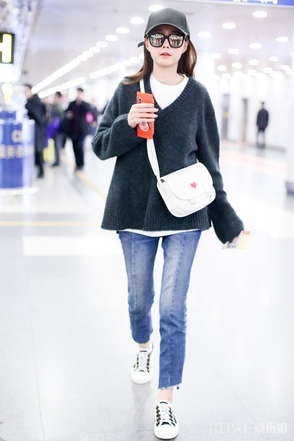 沈梦辰这是忘了穿内衣吗?胸都塌了,网友:全身上下没一处是真的!