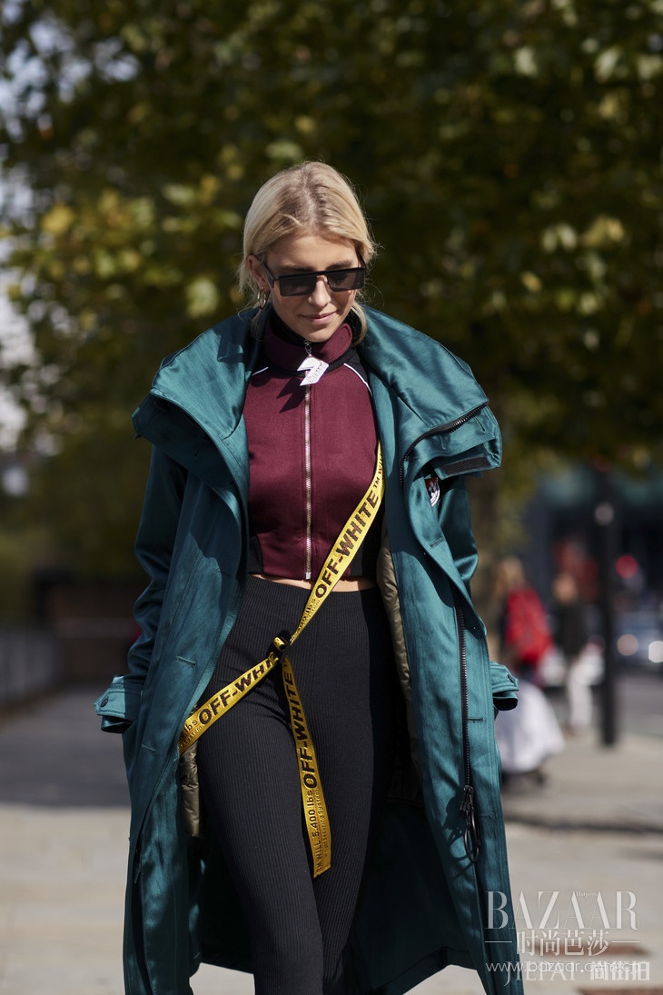 当年的校服被娜扎倪妮如此翻穿,回不去16岁依旧可以热泪盈眶!