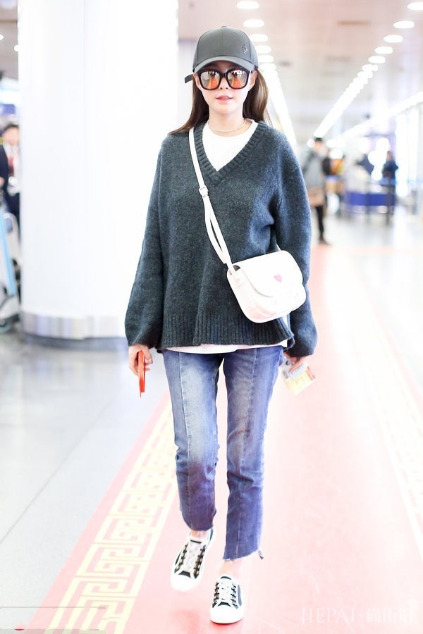 沈梦辰这是忘了穿内衣吗?胸都塌了,网友:全身上下没一处是真的!