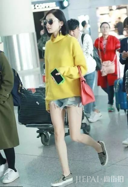 娜扎穿衣领开这么低，超级美艳，但鼻子有点奇怪呀！