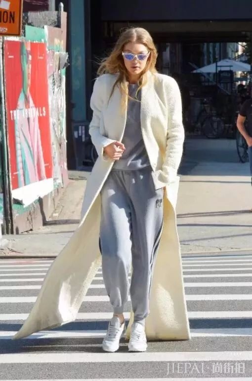 欧美街拍 今年冬天流行的裤装,偷偷穿秋裤都不会被发现!