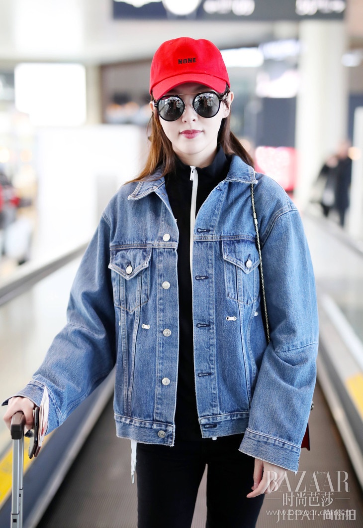 当年的校服被娜扎倪妮如此翻穿,回不去16岁依旧可以热泪盈眶!