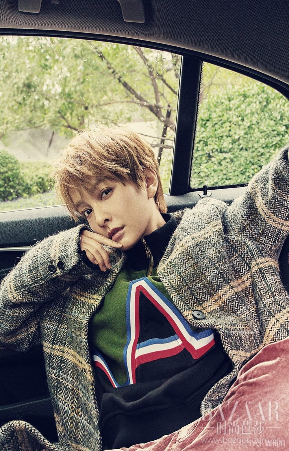 当年的校服被娜扎倪妮如此翻穿,回不去16岁依旧可以热泪盈眶!