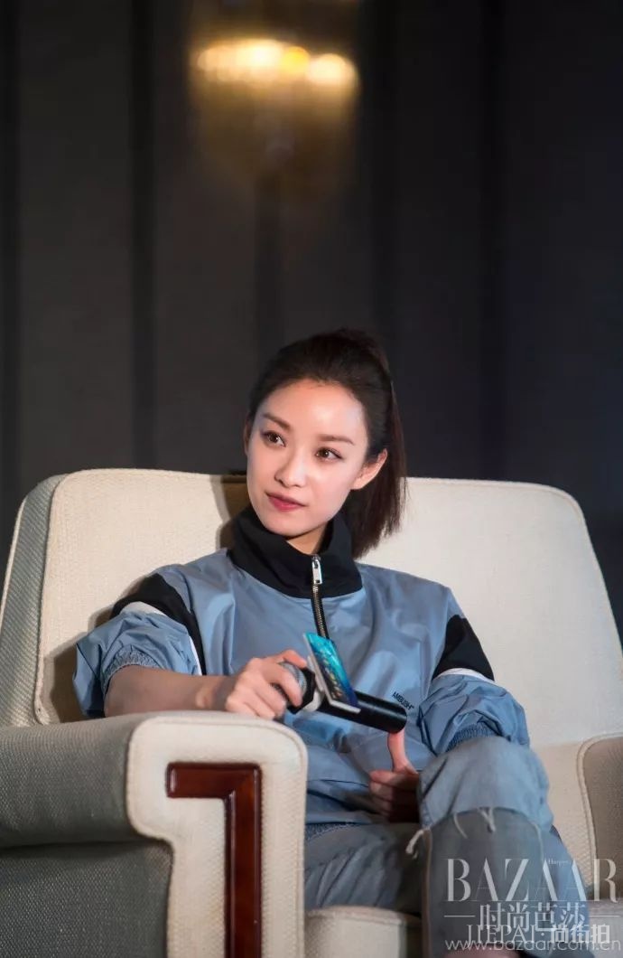 当年的校服被娜扎倪妮如此翻穿,回不去16岁依旧可以热泪盈眶!