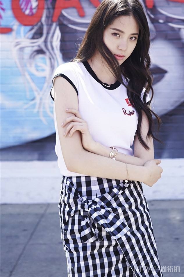 尴尬了!欧阳娜娜街拍17岁穿出50岁大妈感,网友:跟宋祖儿差距太大了!