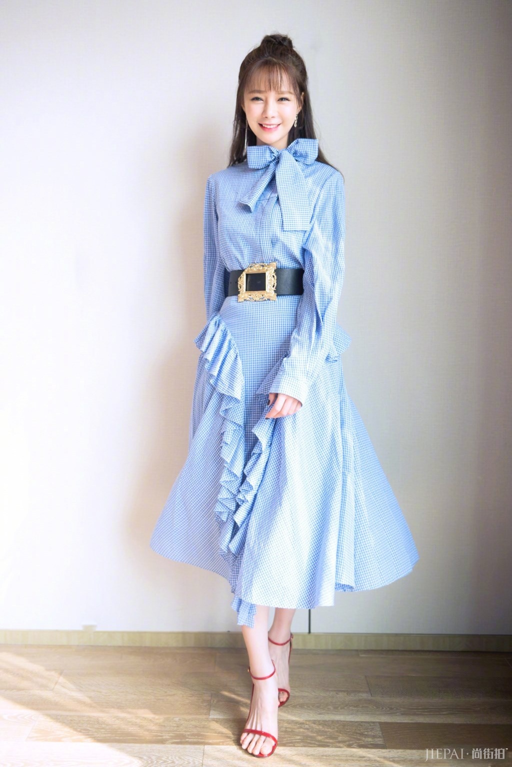 沈梦辰这是忘了穿内衣吗?胸都塌了,网友:全身上下没一处是真的!