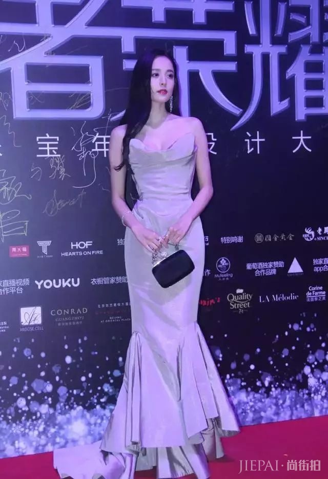 娜扎穿衣领开这么低，超级美艳，但鼻子有点奇怪呀！