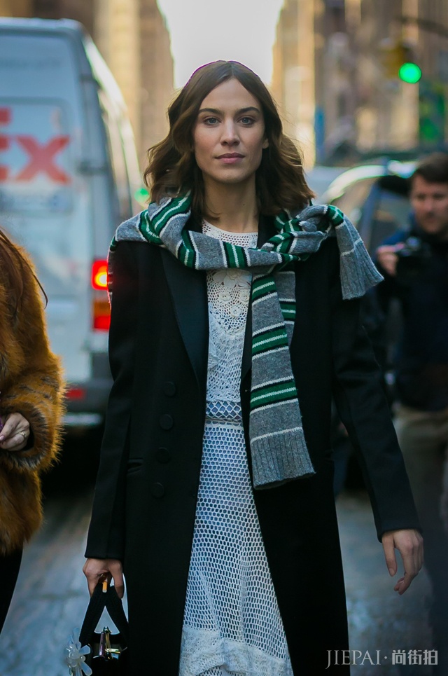 今年围巾流行这几款,怎么搭配都超好看