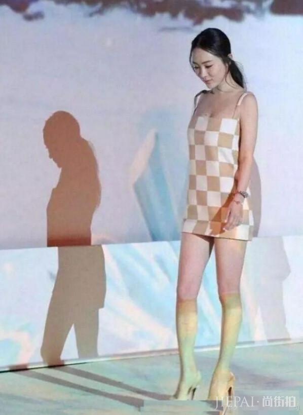 霍思燕真是豁出去了!裙子短的都遮不住了,网友:杜江心真大!