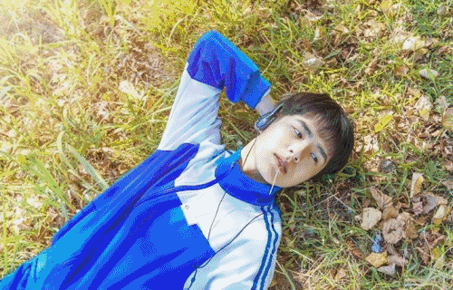 当年的校服被娜扎倪妮如此翻穿,回不去16岁依旧可以热泪盈眶!