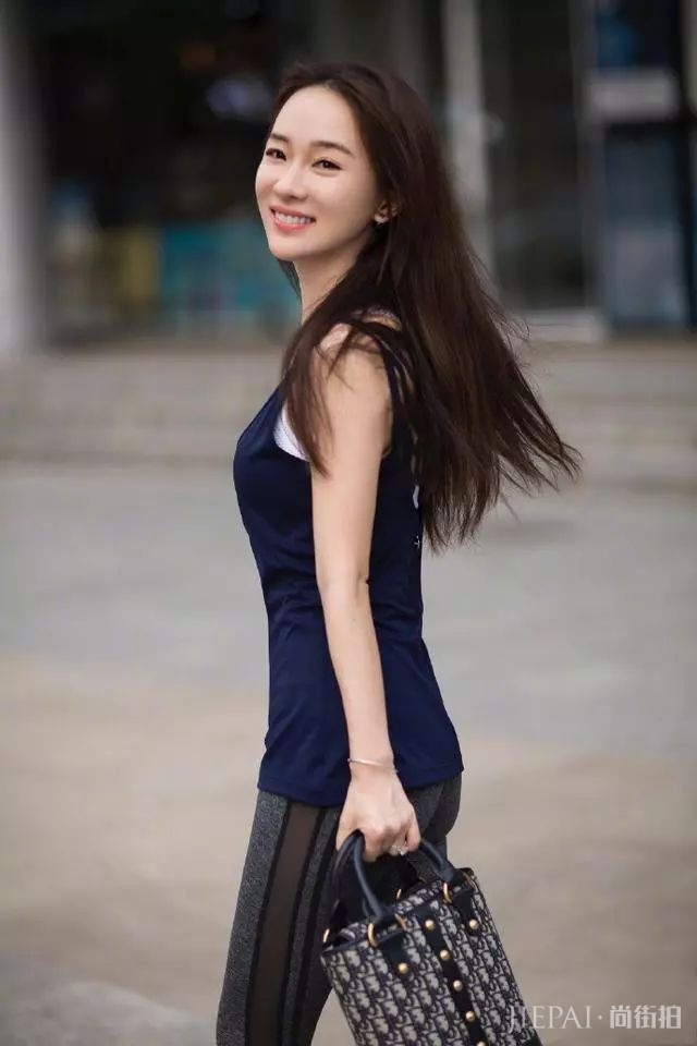 霍思燕穿衣超省布料,低胸大秀性感,网友:杜江能hold住吗?