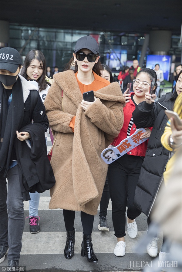 戚薇穿泰迪熊大衣撞色海清 这件羊羔毛外套到底为什么那么多人爱？