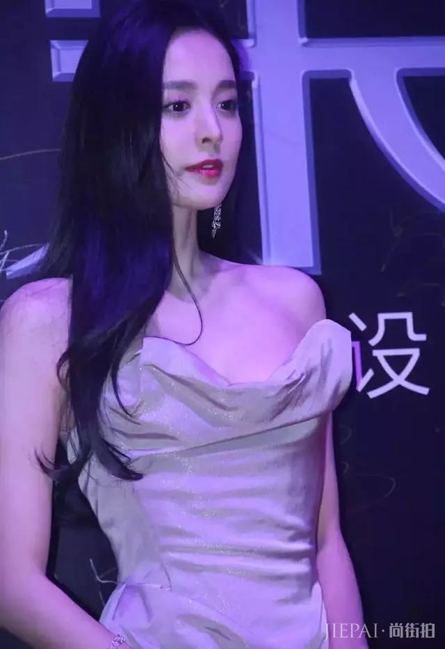 娜扎穿衣领开这么低，超级美艳，但鼻子有点奇怪呀！