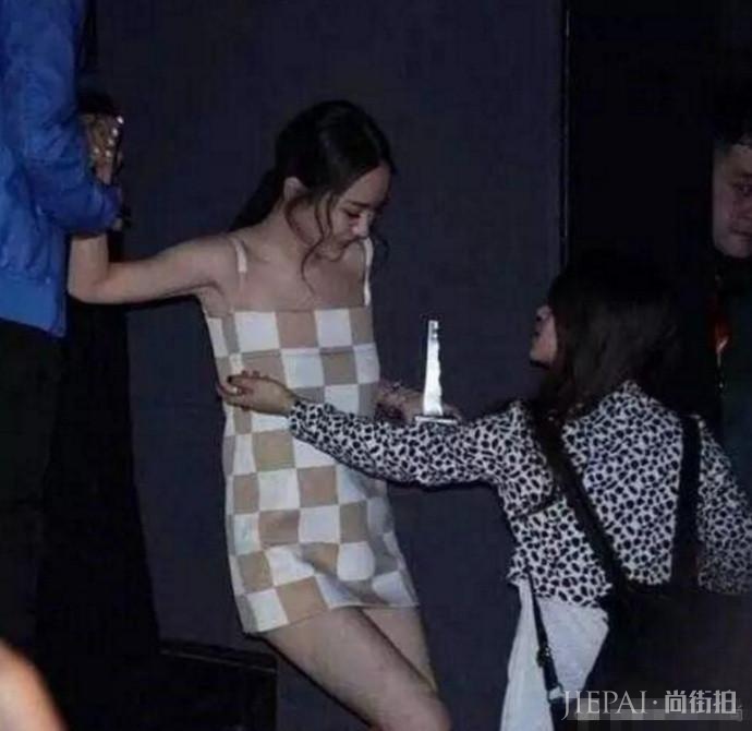 霍思燕真是豁出去了!裙子短的都遮不住了,网友:杜江心真大!