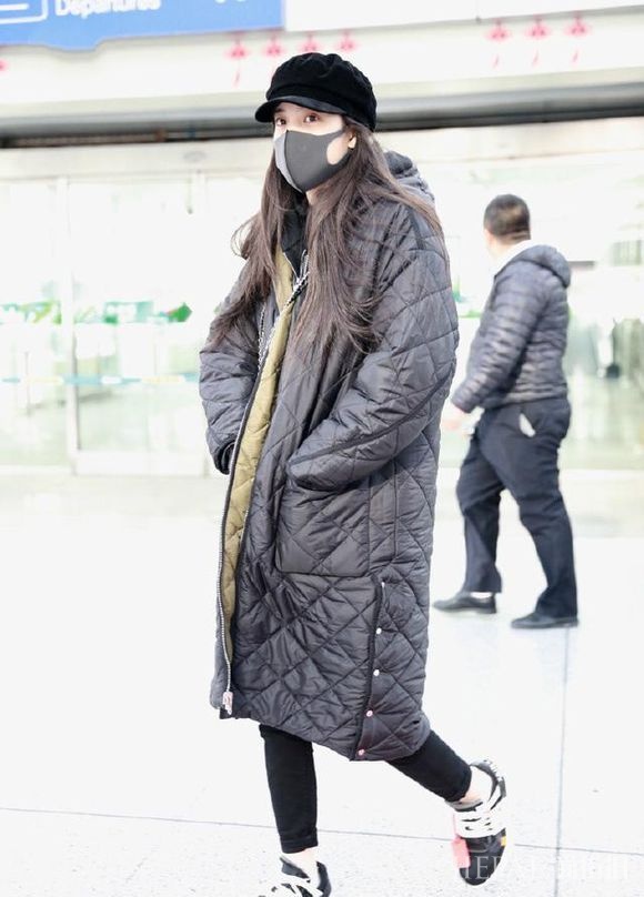 尴尬了!欧阳娜娜街拍17岁穿出50岁大妈感,网友:跟宋祖儿差距太大了!