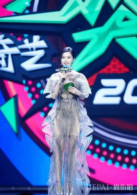 范冰冰一身透视纱裙现身太诱惑,白到发光被赞身材好秒杀杨幂!