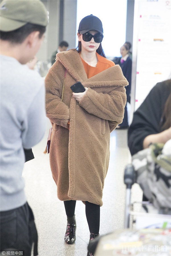 戚薇穿泰迪熊大衣撞色海清 这件羊羔毛外套到底为什么那么多人爱？