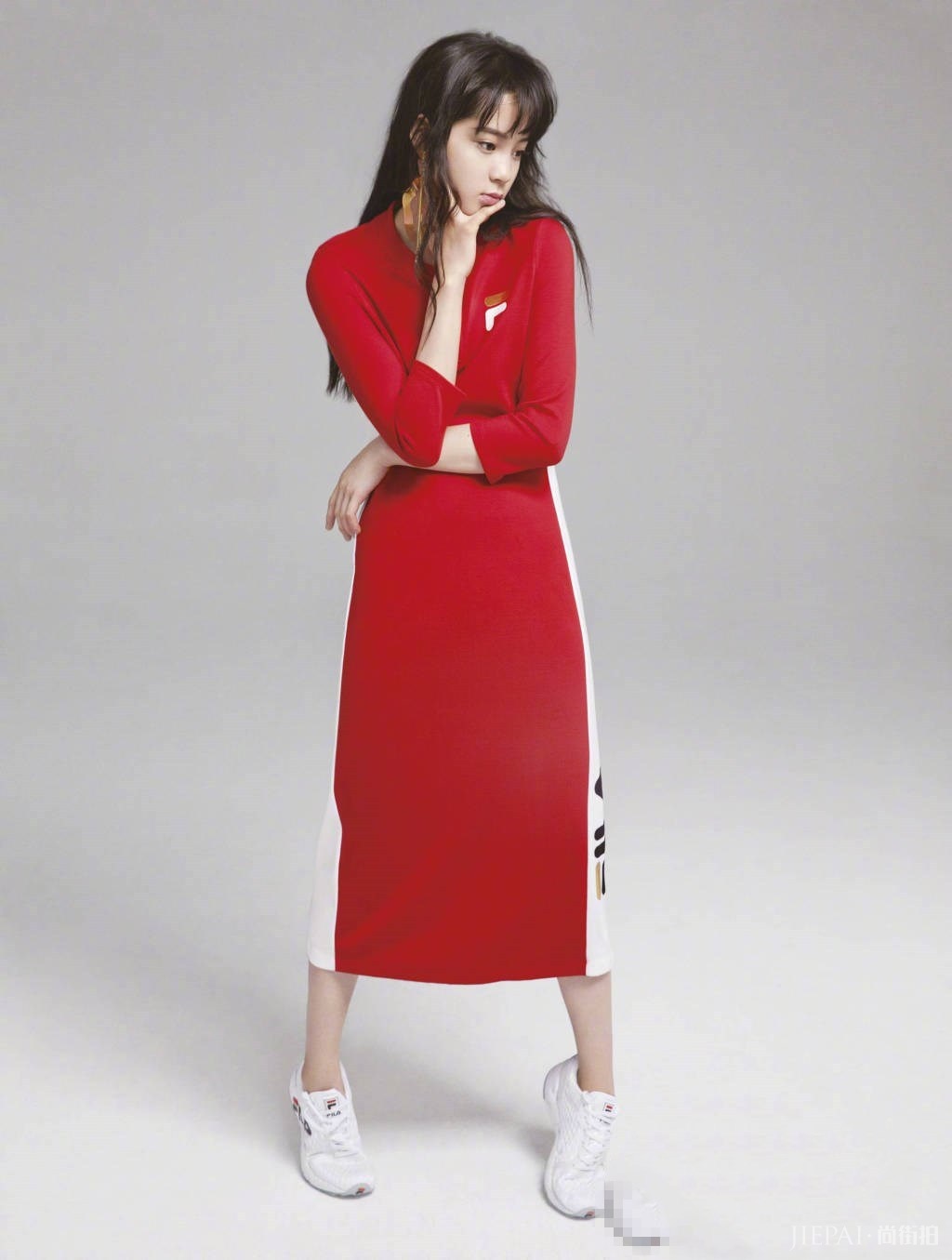 尴尬了!欧阳娜娜街拍17岁穿出50岁大妈感,网友:跟宋祖儿差距太大了!