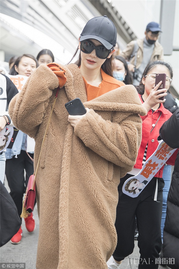 戚薇穿泰迪熊大衣撞色海清 这件羊羔毛外套到底为什么那么多人爱？