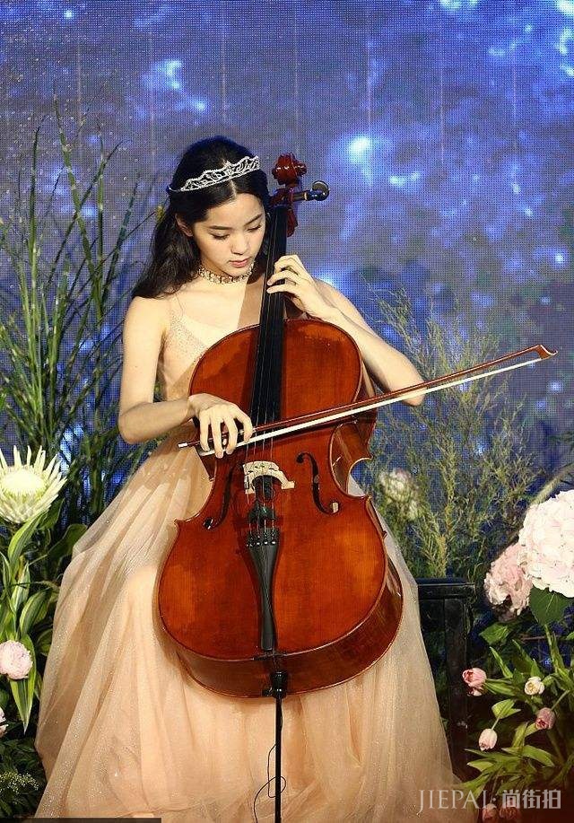 尴尬了!欧阳娜娜街拍17岁穿出50岁大妈感,网友:跟宋祖儿差距太大了!