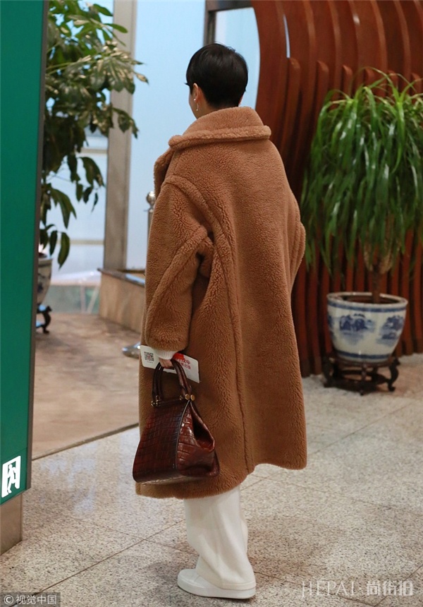 戚薇穿泰迪熊大衣撞色海清 这件羊羔毛外套到底为什么那么多人爱？