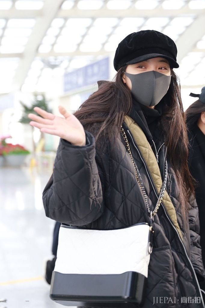 尴尬了!欧阳娜娜街拍17岁穿出50岁大妈感,网友:跟宋祖儿差距太大了!