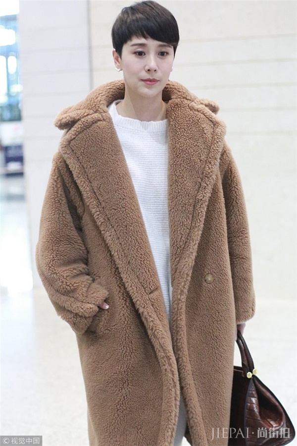 戚薇穿泰迪熊大衣撞色海清 这件羊羔毛外套到底为什么那么多人爱？