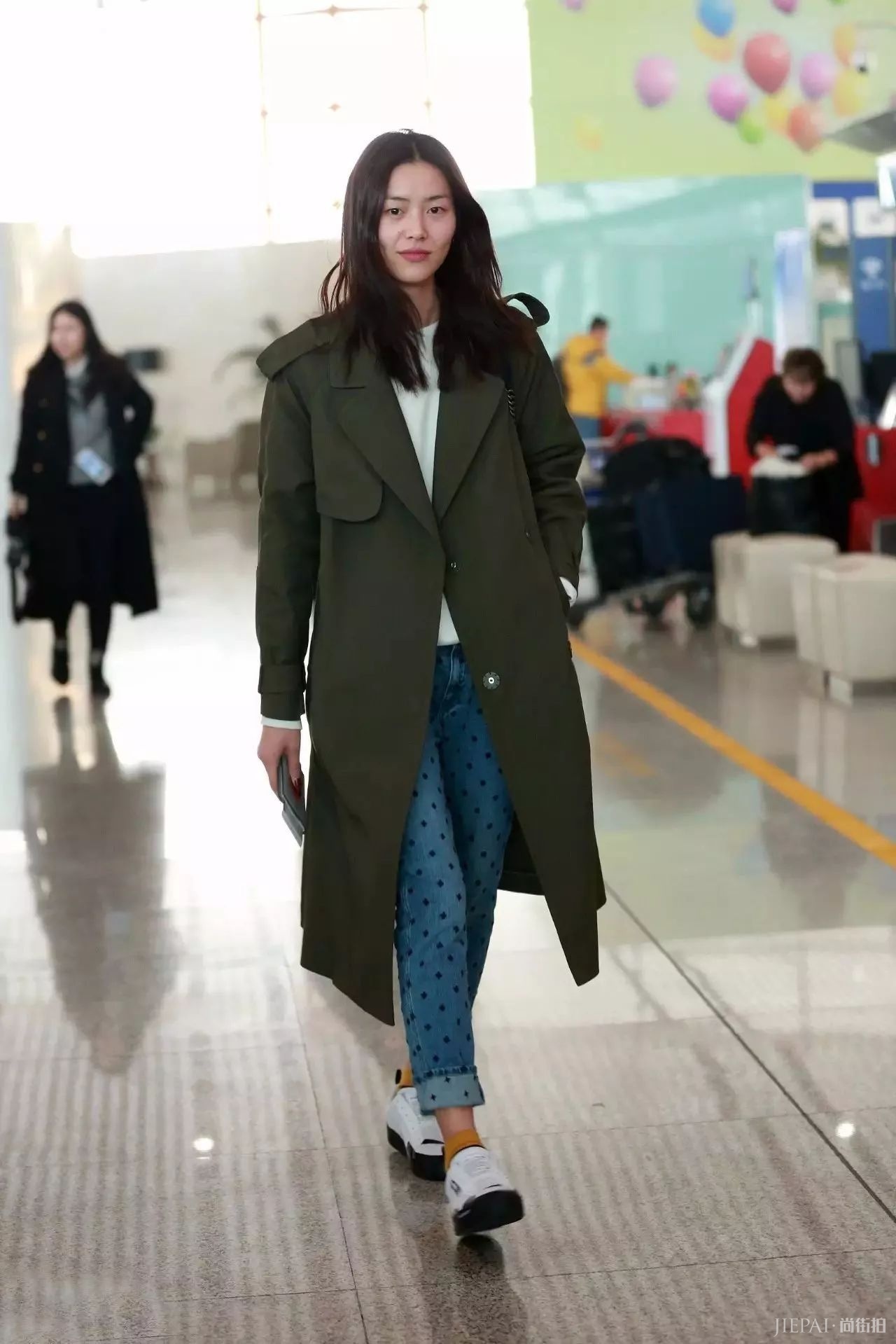 超模刘雯街拍 军绿色外套美出新高