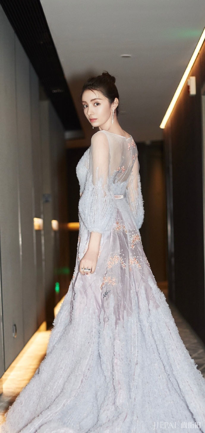 麦迪娜绝美写真曝光 身着薄纱礼服仙气十足