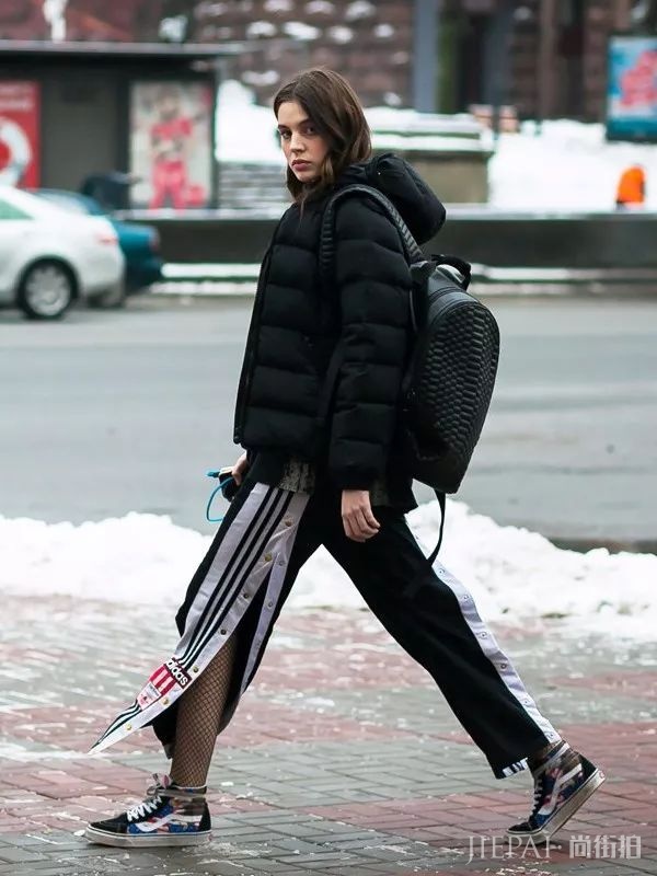 冬季穿阔腿裤要搭出72变，看欧美街拍潮人在鞋子上如何做文章！