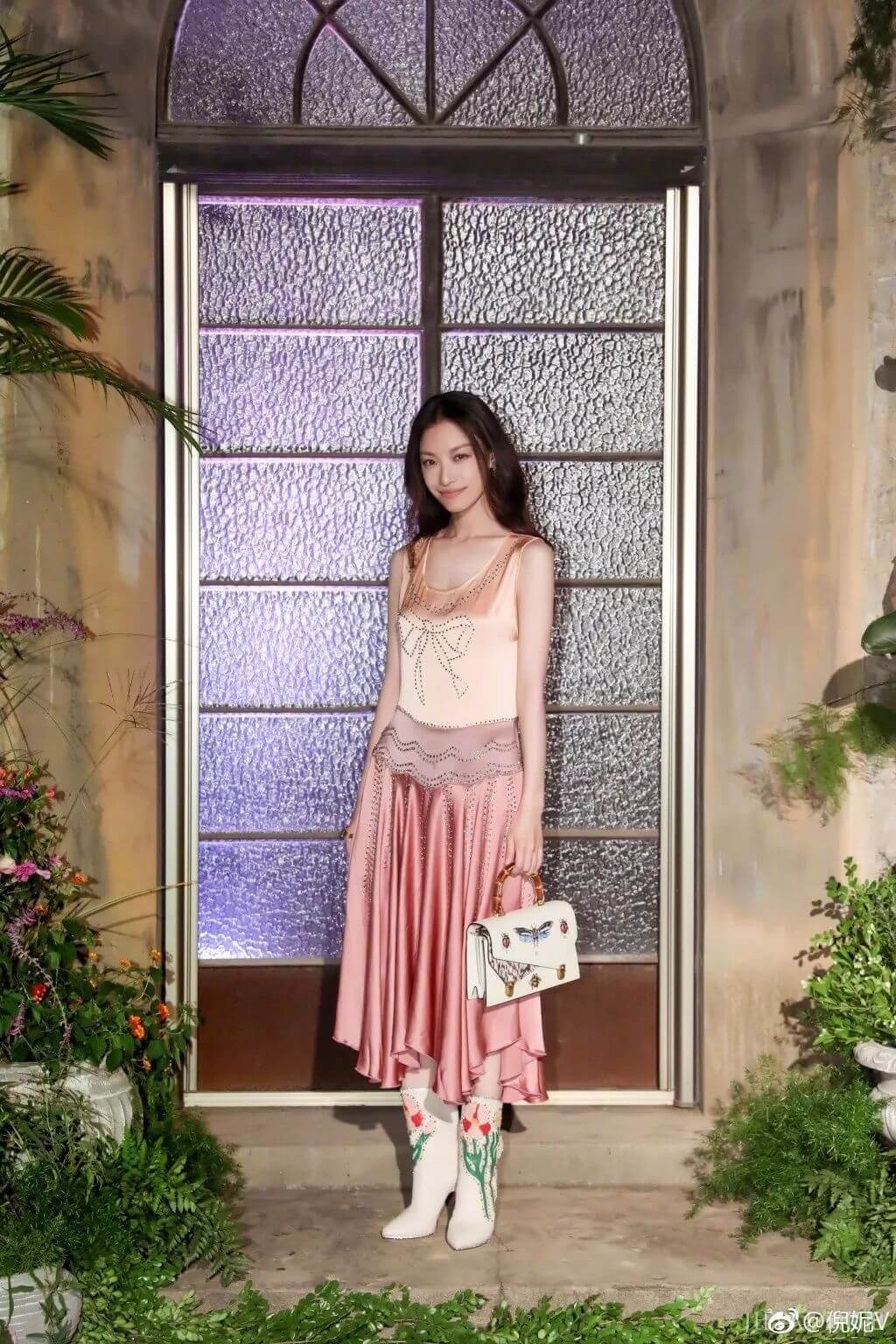 倪妮的高级感怎么来的？学会她的50套Look你也能狠时髦！