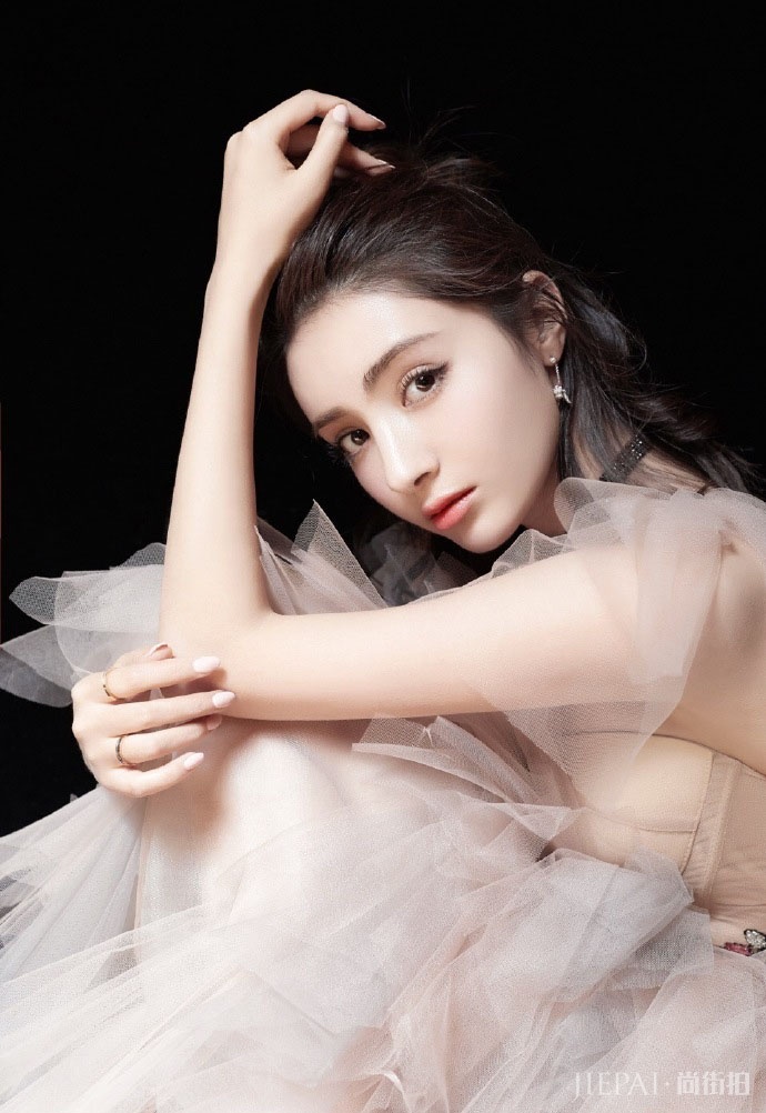 麦迪娜绝美写真曝光 身着薄纱礼服仙气十足