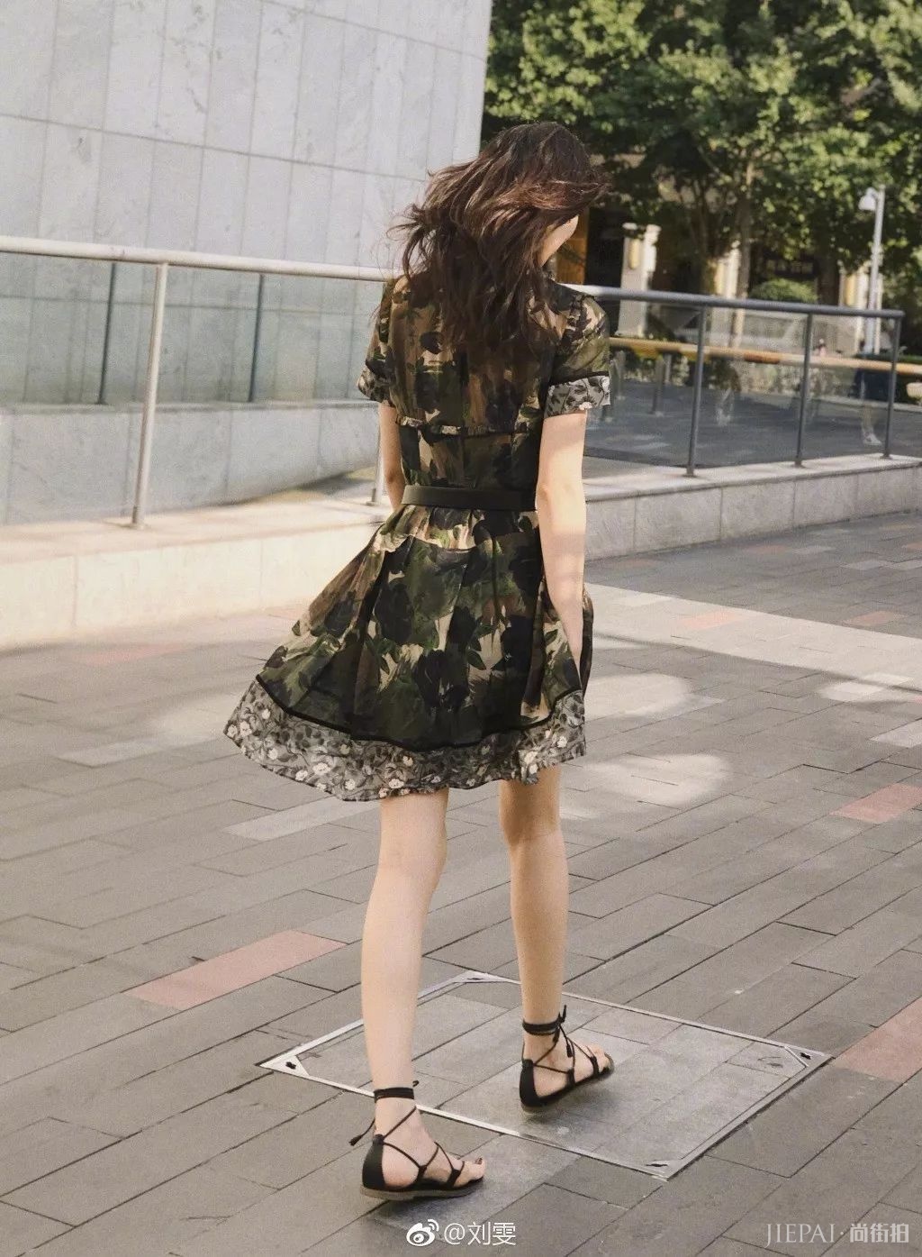 超模刘雯街拍 军绿色外套美出新高