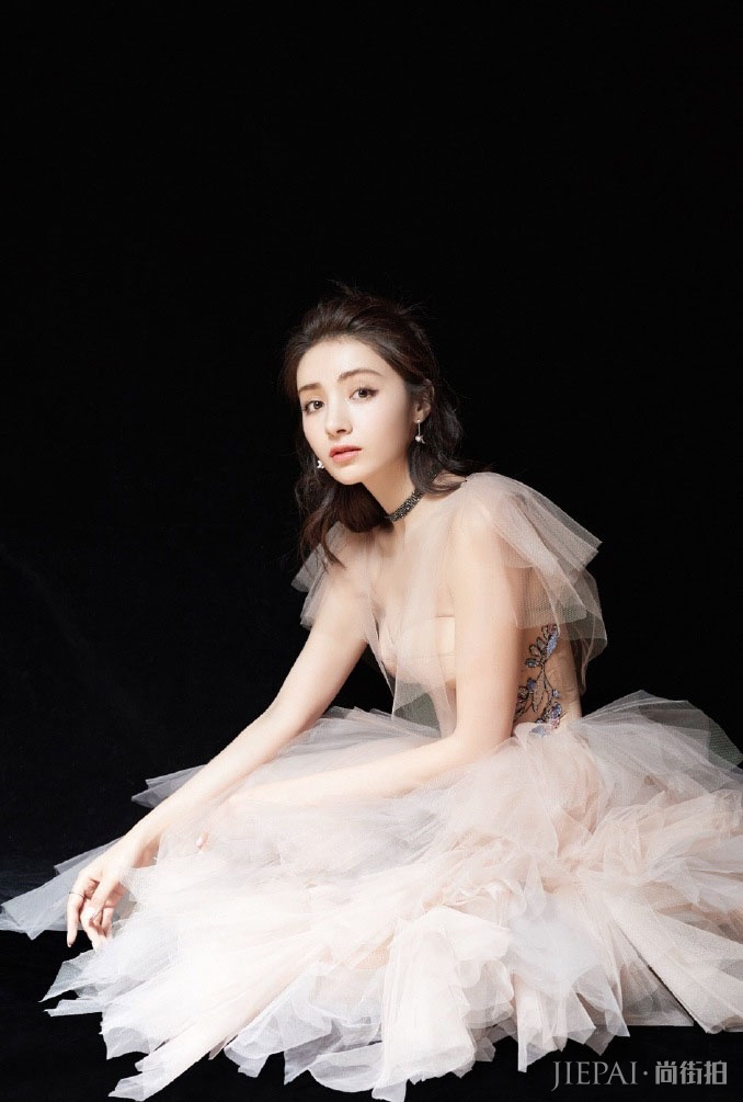 麦迪娜绝美写真曝光 身着薄纱礼服仙气十足