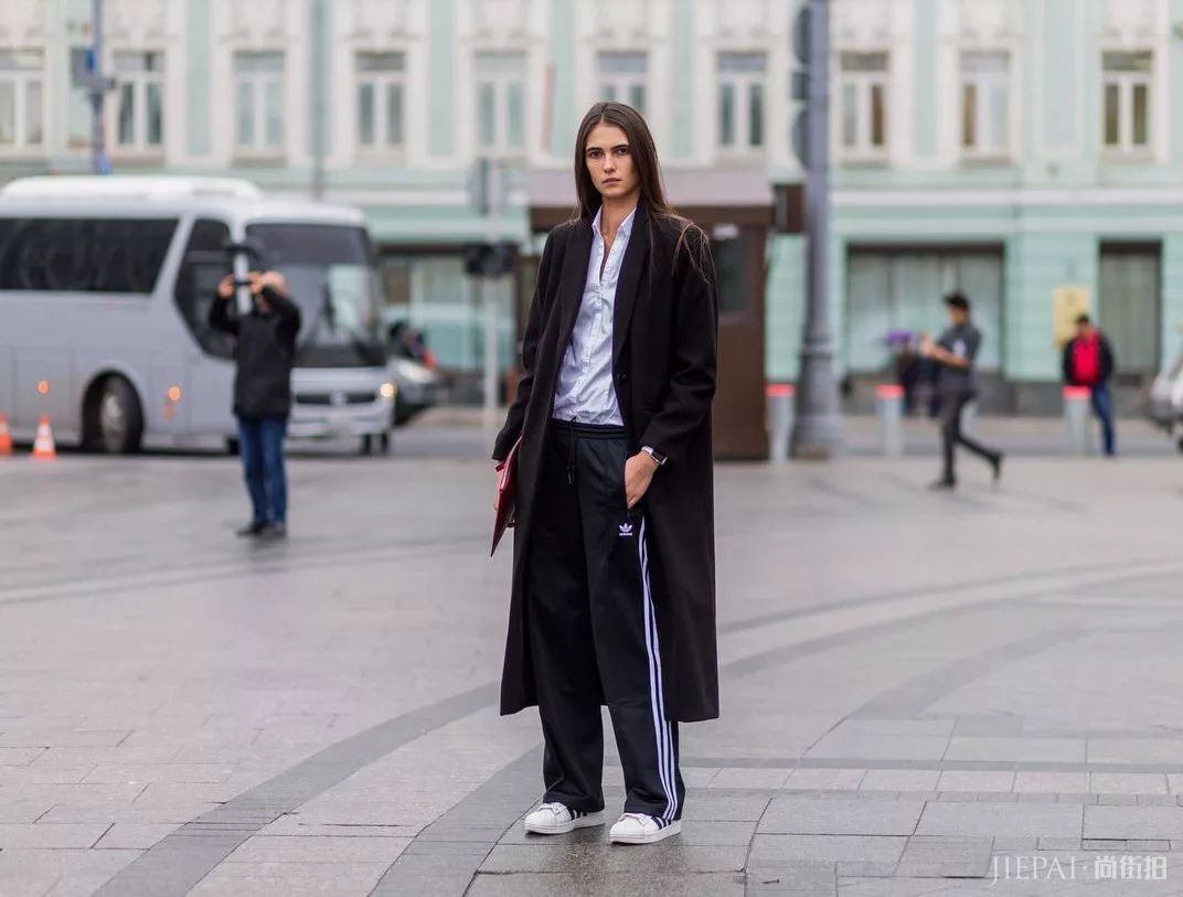 冬季穿阔腿裤要搭出72变，看欧美街拍潮人在鞋子上如何做文章！