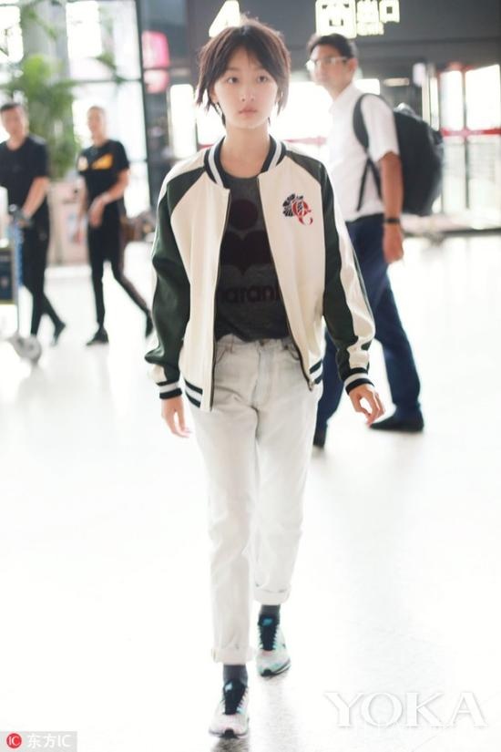 周冬雨街拍 像这样才是穿对袜子