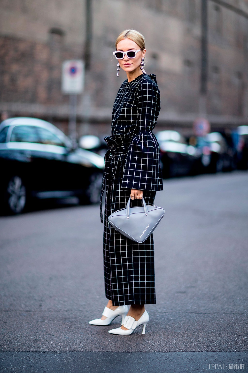 跟着时尚编辑一起看街拍：在冬季穿搭的时尚单品