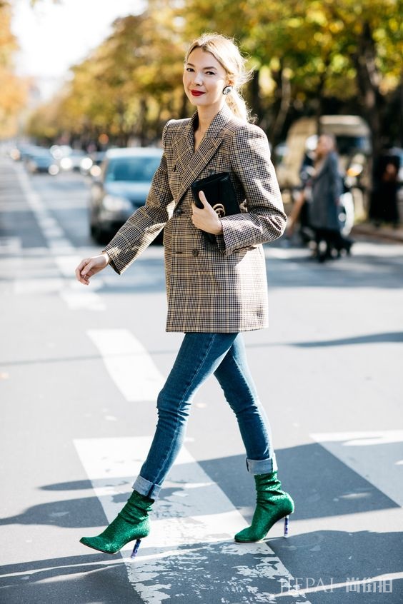 跟着时尚编辑一起看街拍：在冬季穿搭的时尚单品