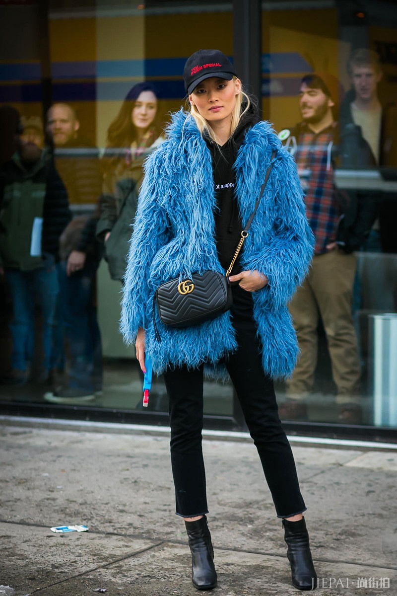 皮草外套最美街拍：毛茸茸暖融融，不仅时髦还显“贵气”
