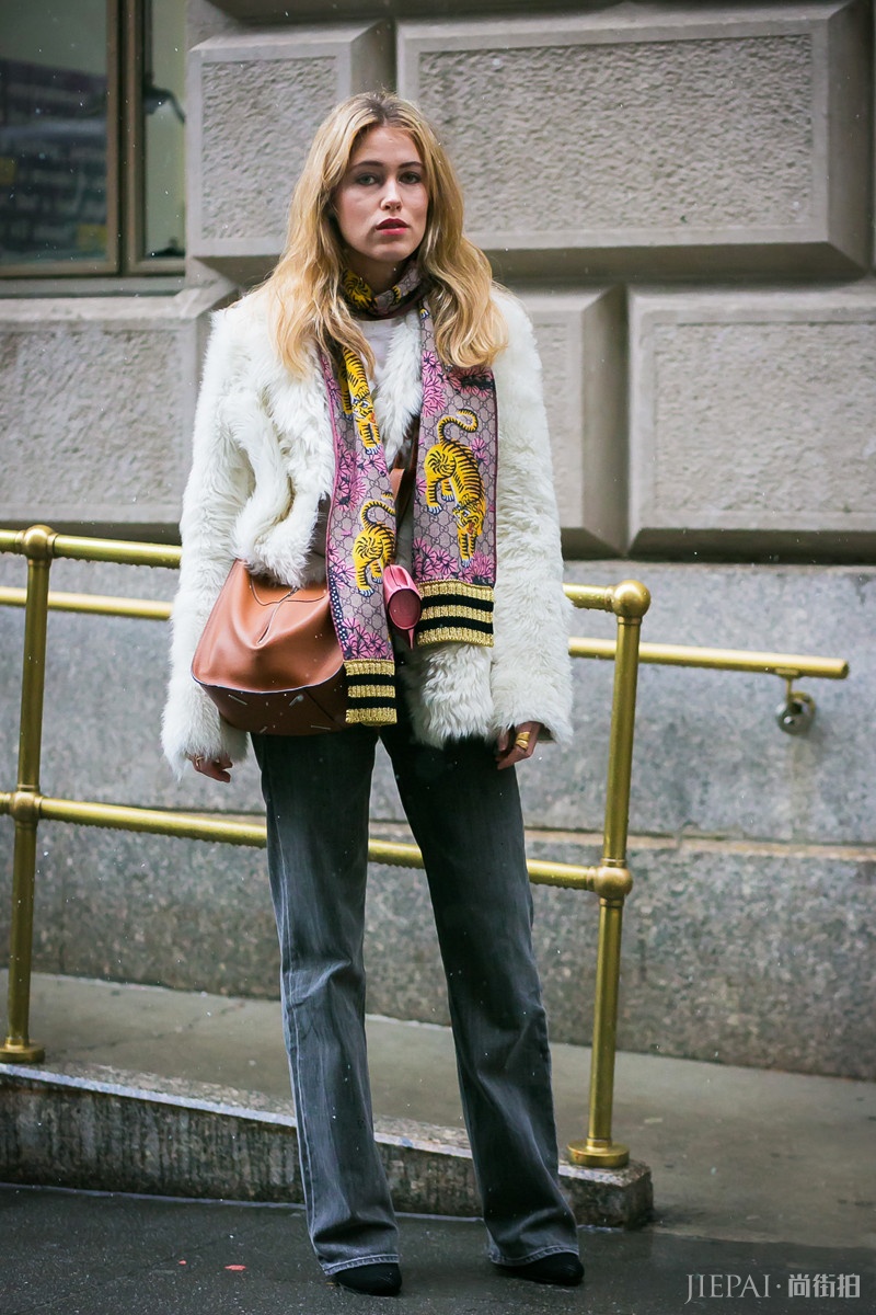 皮草外套最美街拍：毛茸茸暖融融，不仅时髦还显“贵气”