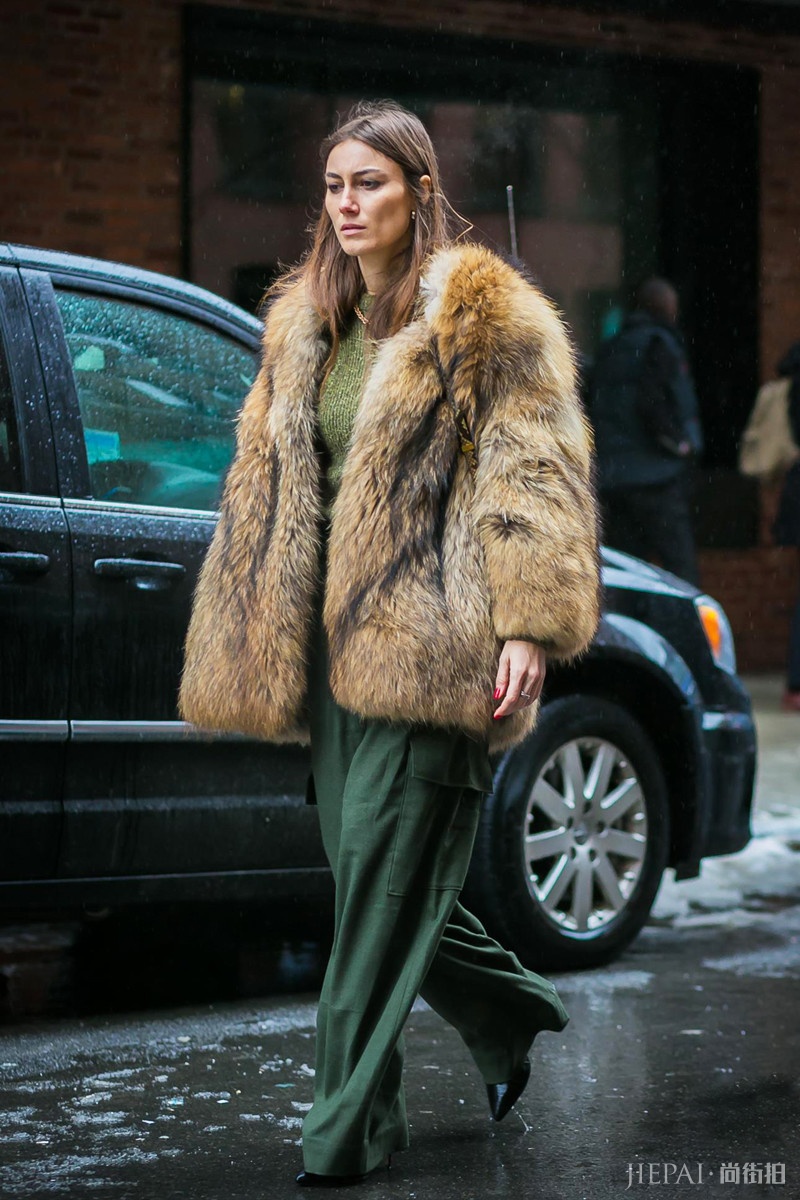 皮草外套最美街拍：毛茸茸暖融融，不仅时髦还显“贵气”