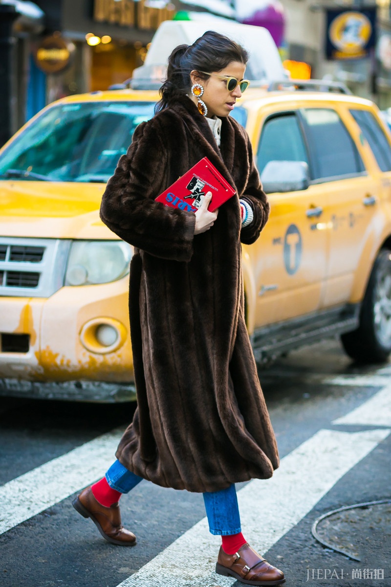 皮草外套最美街拍：毛茸茸暖融融，不仅时髦还显“贵气”