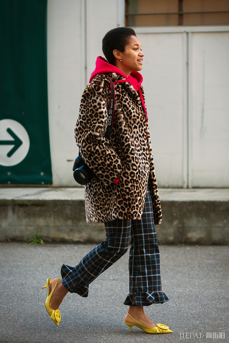 皮草外套最美街拍：毛茸茸暖融融，不仅时髦还显“贵气”